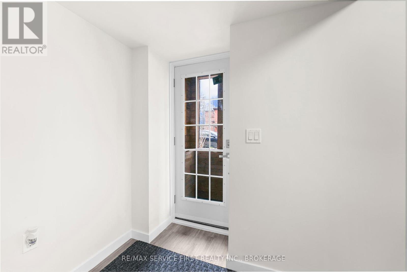 111 Wellington Street S Property Photo 26
