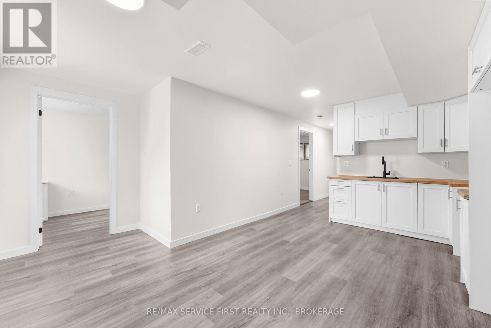 111 Wellington Street S Property Photo 28