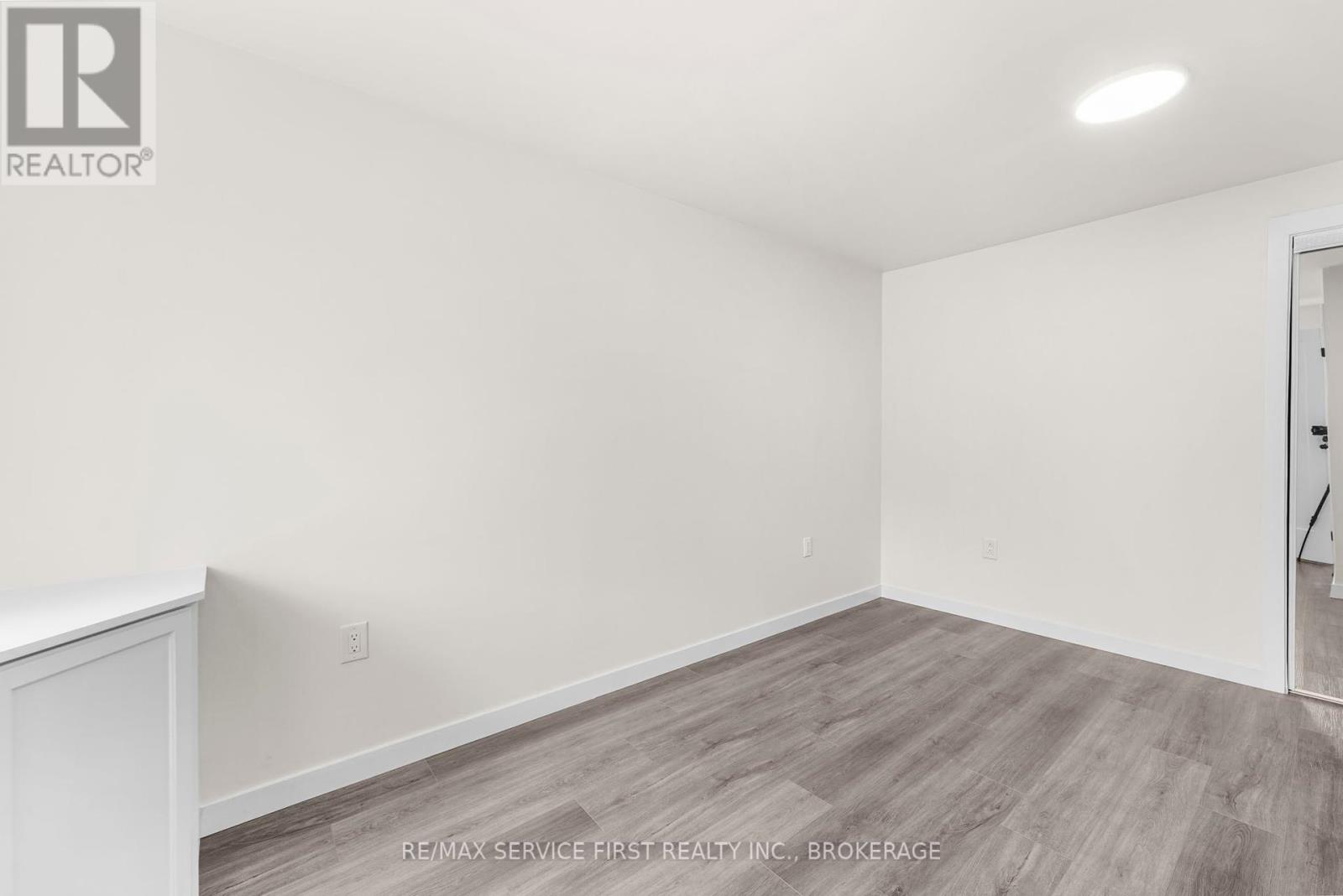 111 Wellington Street S Property Photo 30