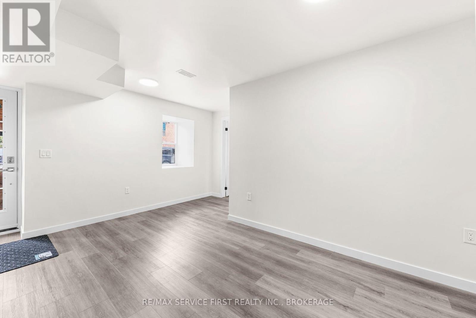 111 Wellington Street S Property Photo 31