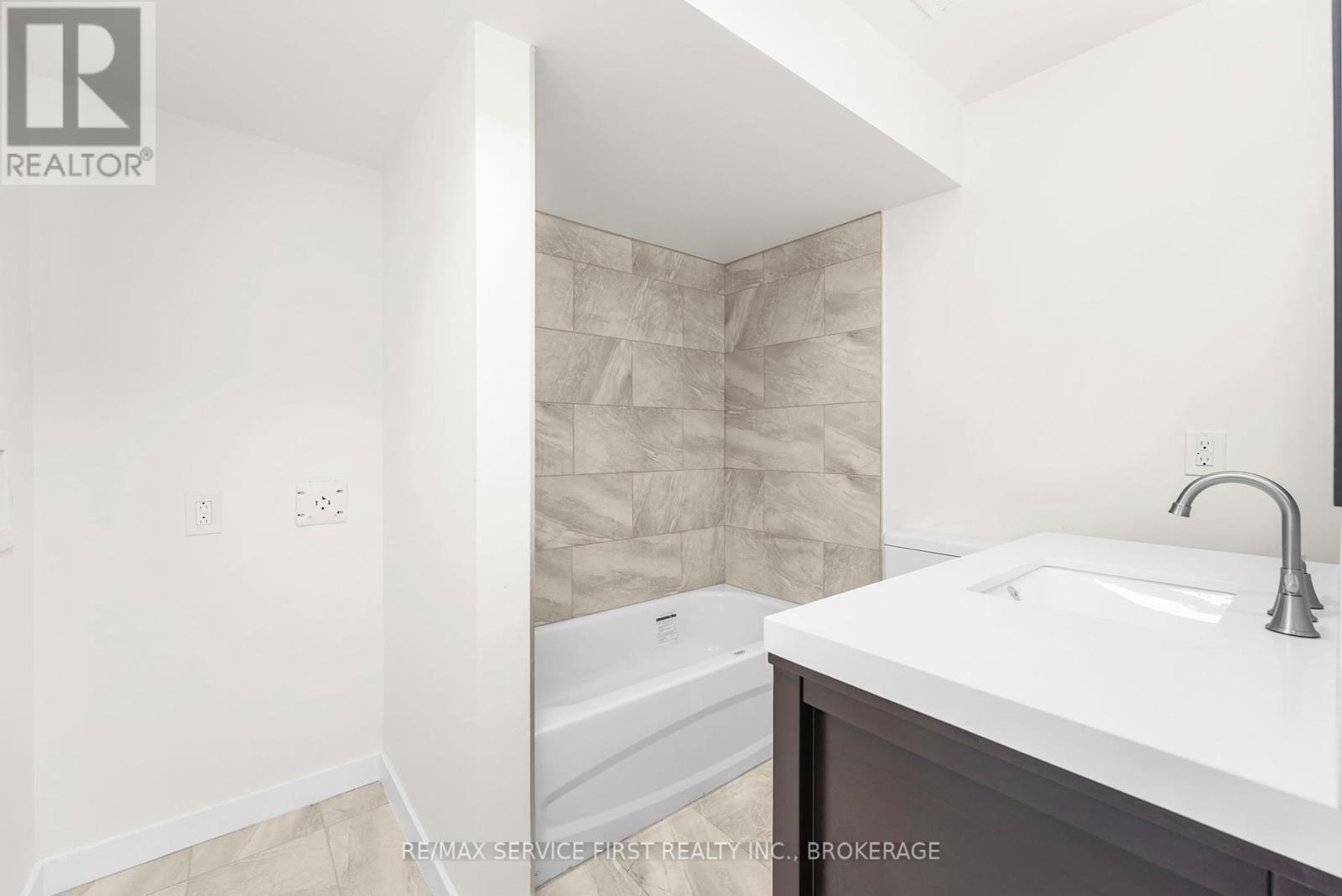 111 Wellington Street S Property Photo 33