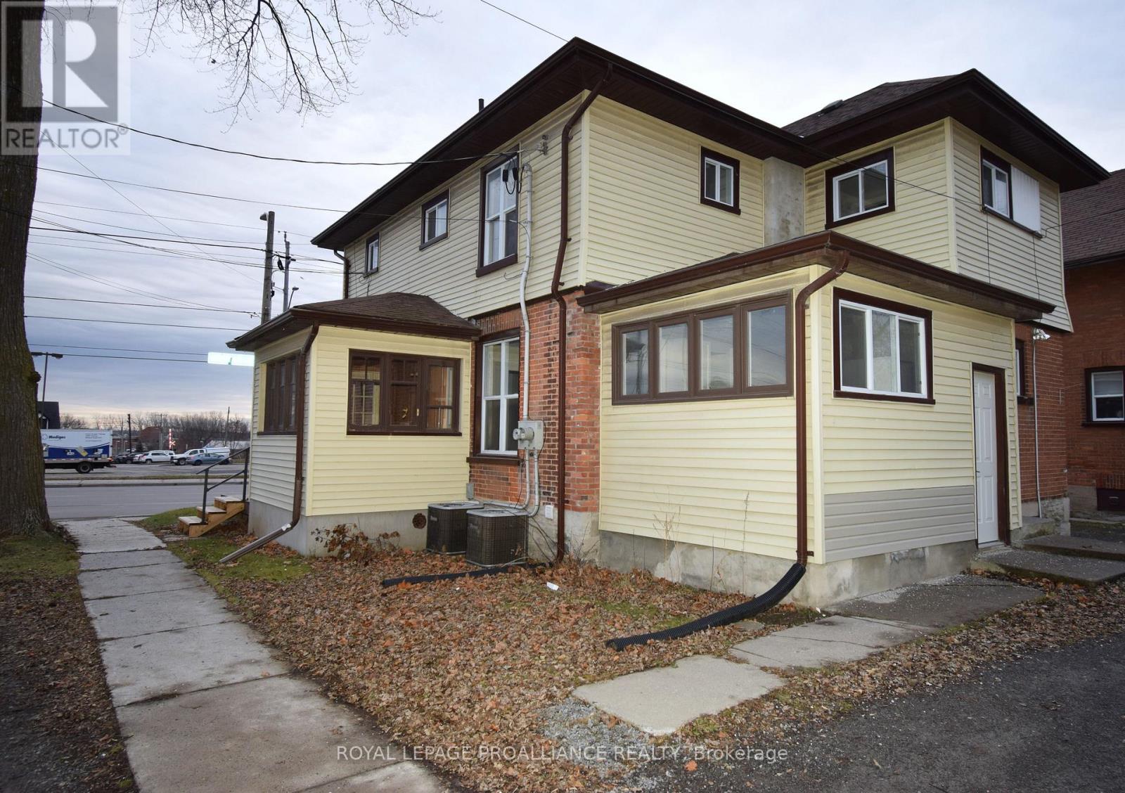 158 Dundas Street E Property Photo 2
