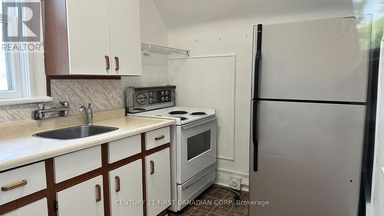 Upper - 116 Adelaide Street N Property Photo 4