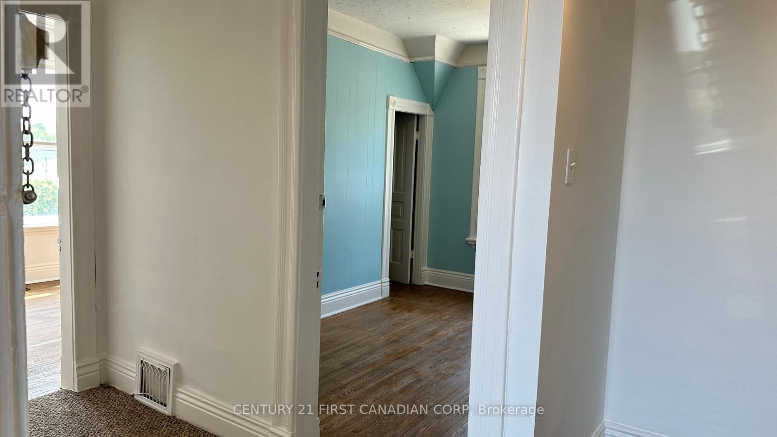 Upper - 116 Adelaide Street N Property Photo 8