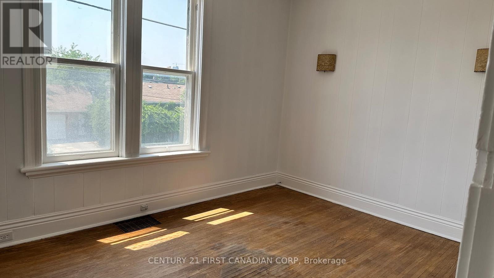 Upper - 116 Adelaide Street N Property Photo 9