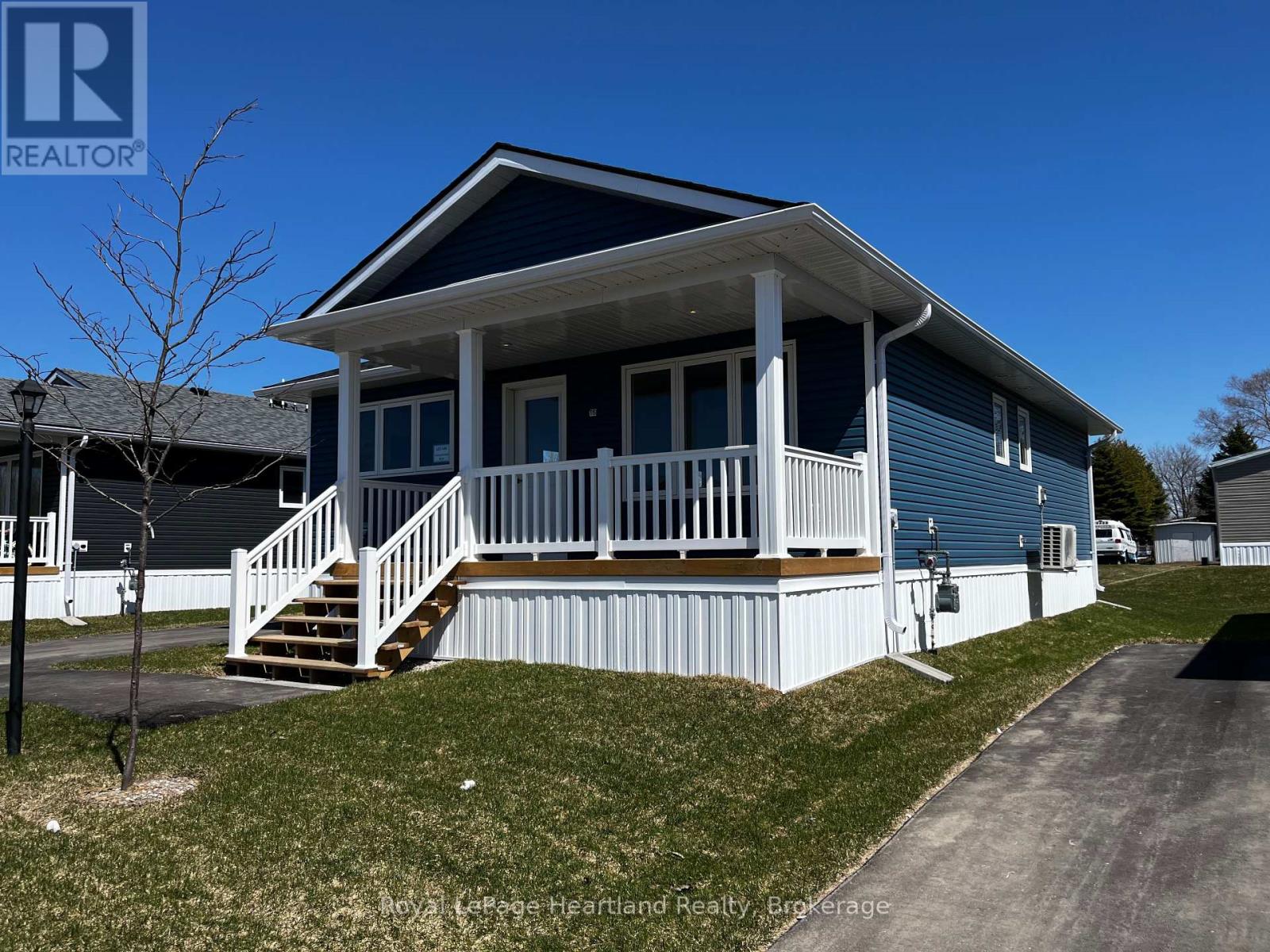 16 BLUFFS VIEW BOULEVARD Property Photo 1