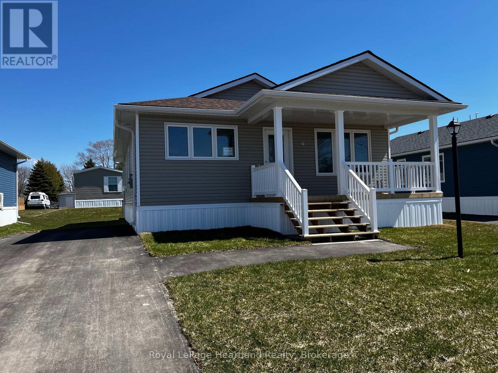 18 Bluffs View Boulevard Property Photo 1