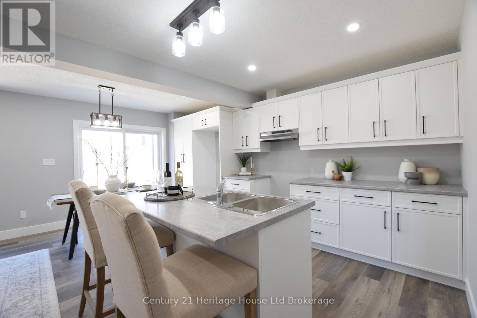 303 Simcoe Street Property Photo 8