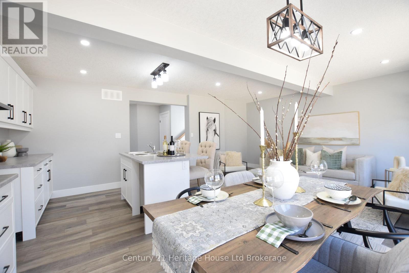 303 Simcoe Street Property Photo 12