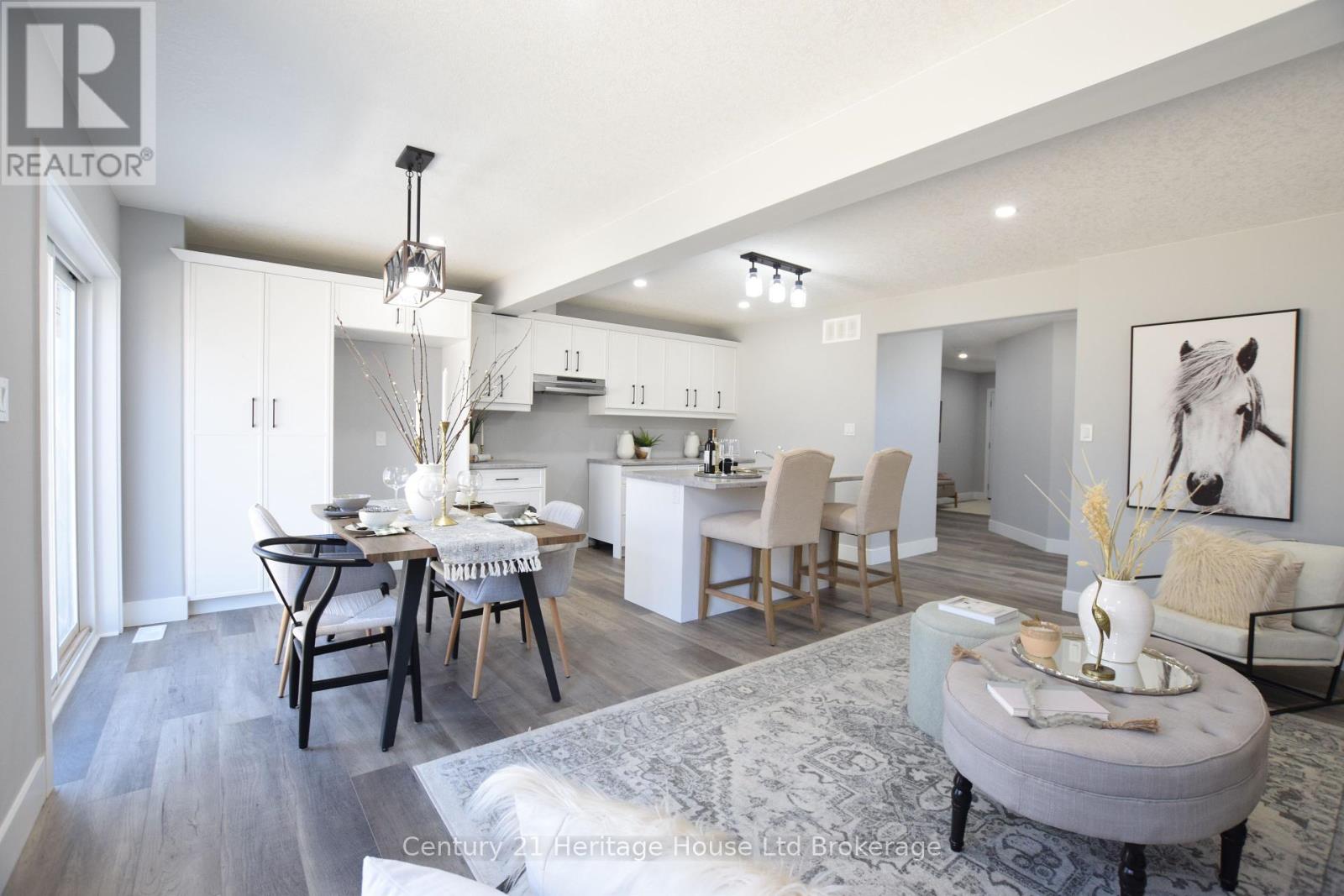 303 Simcoe Street Property Photo 16