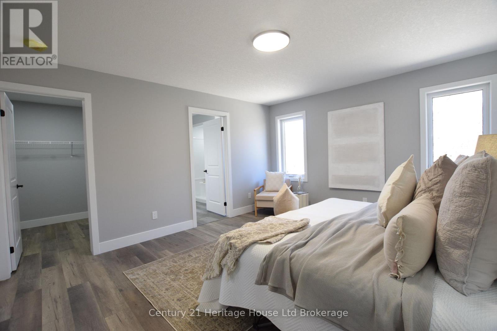 303 Simcoe Street Property Photo 22