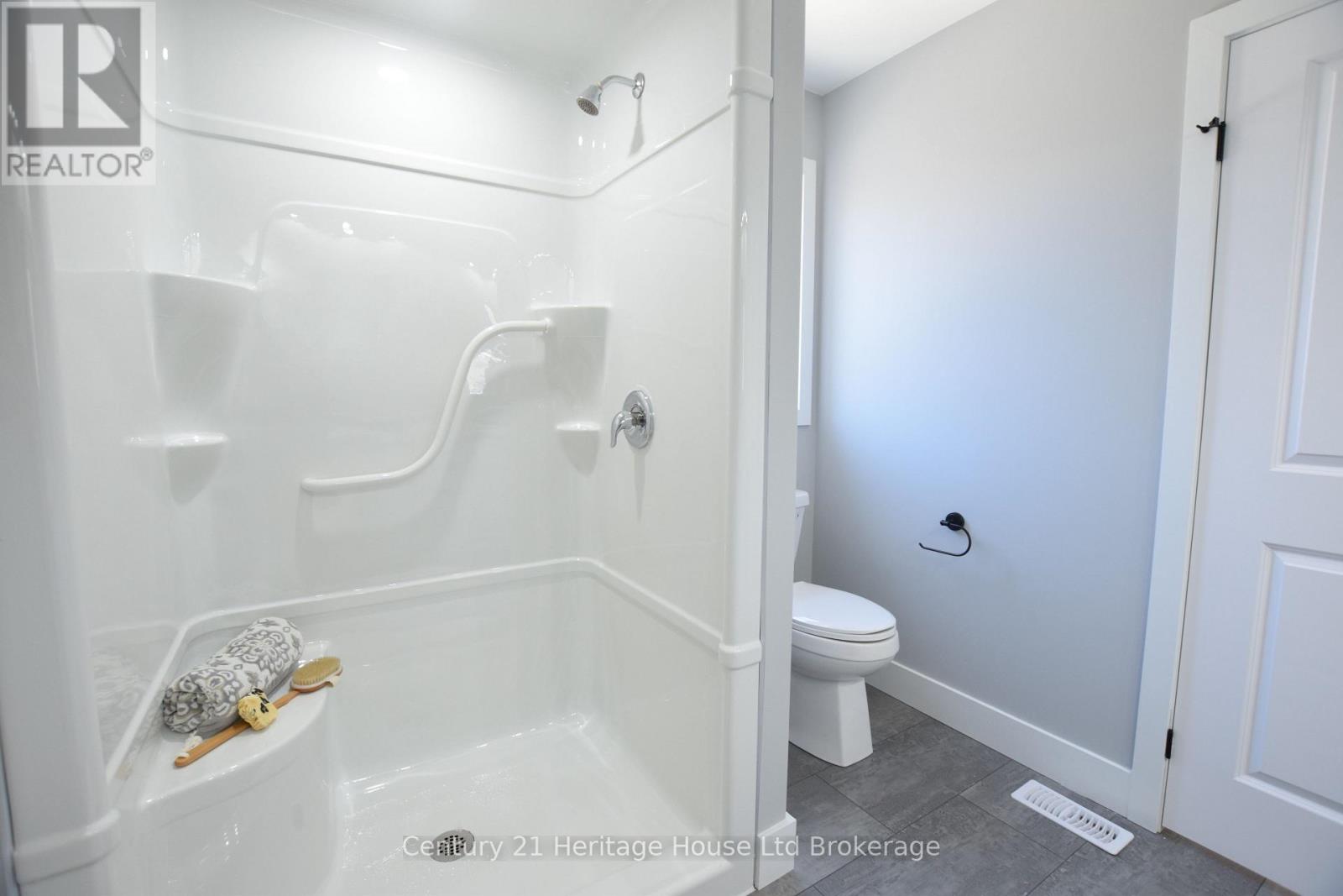 303 Simcoe Street Property Photo 27