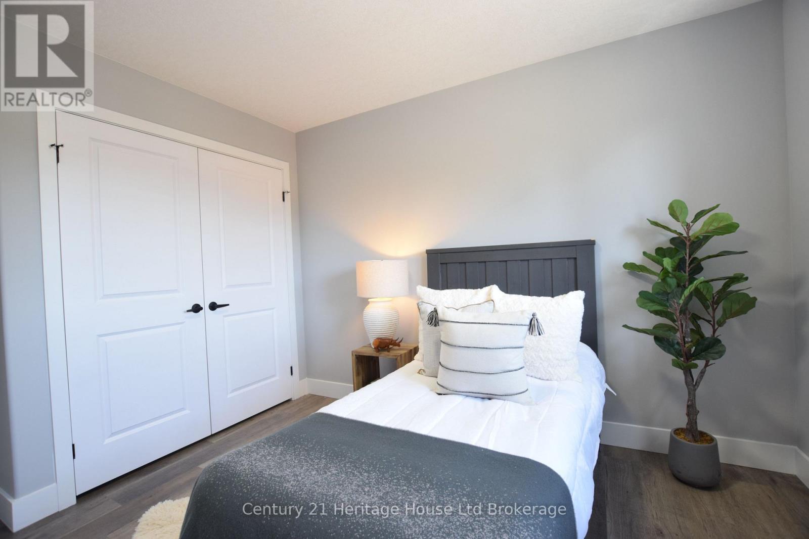 303 Simcoe Street Property Photo 31