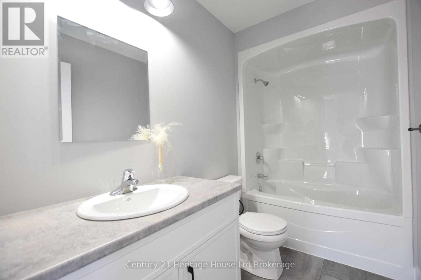 303 Simcoe Street Property Photo 36