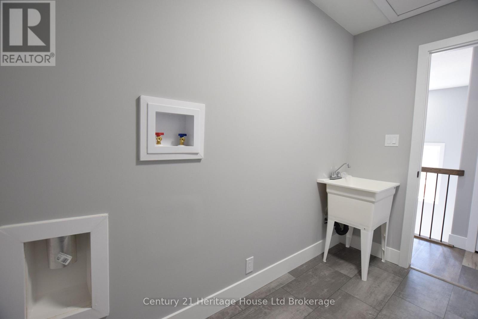 303 Simcoe Street Property Photo 37