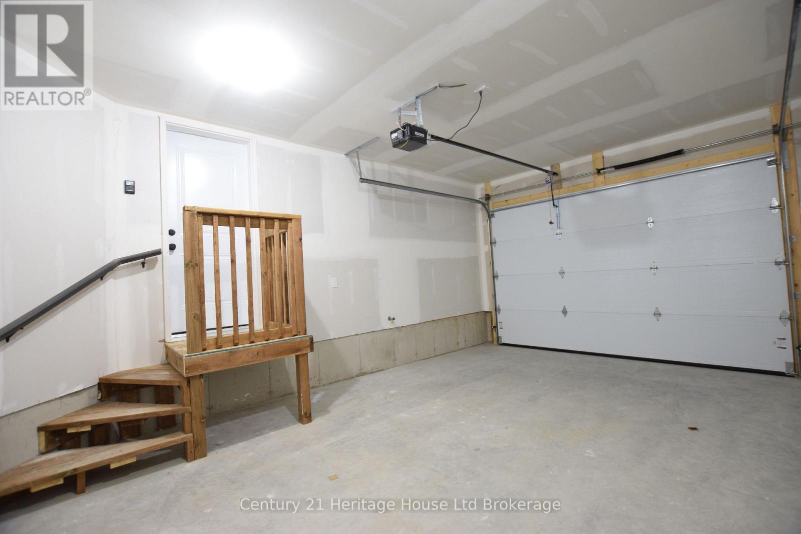303 Simcoe Street Property Photo 41