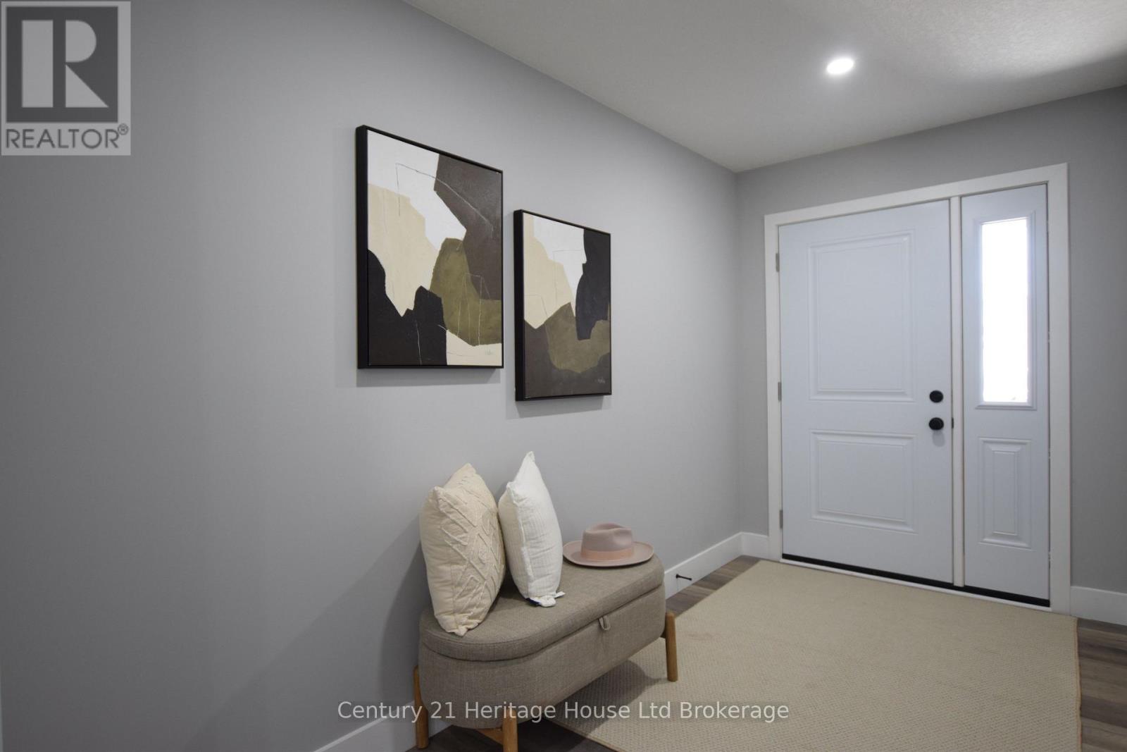 305 Simcoe Street Property Photo 2