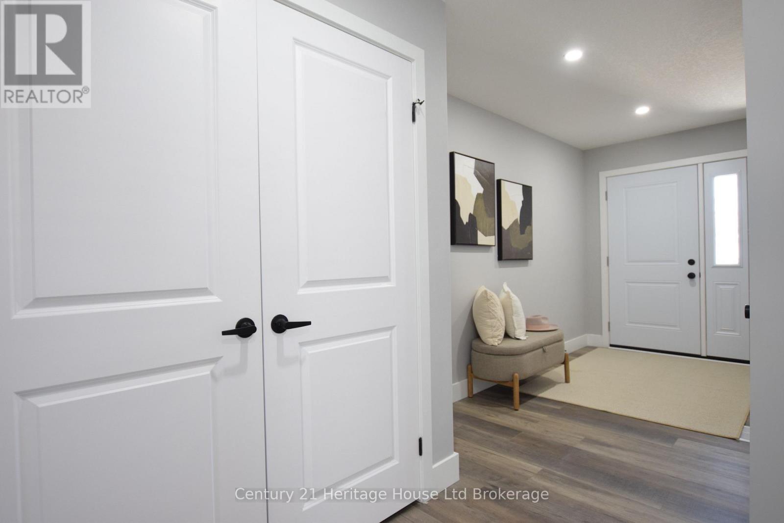 305 Simcoe Street Property Photo 3