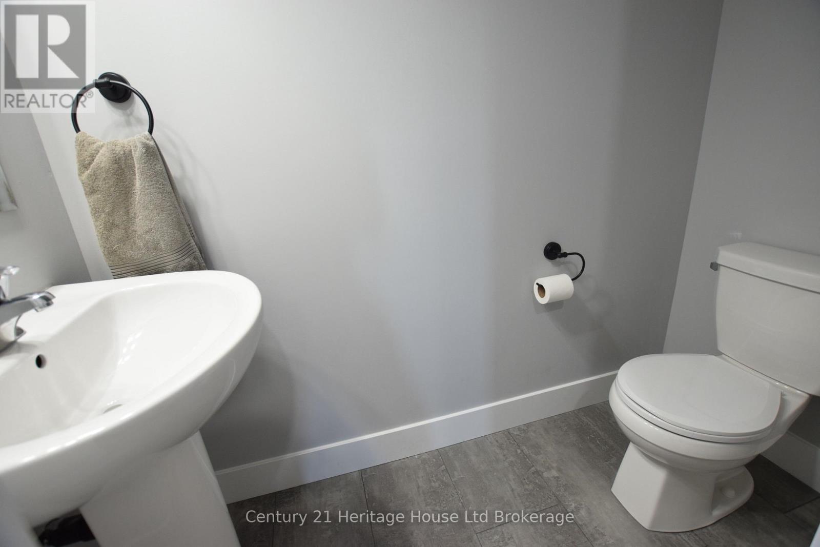 305 Simcoe Street Property Photo 4