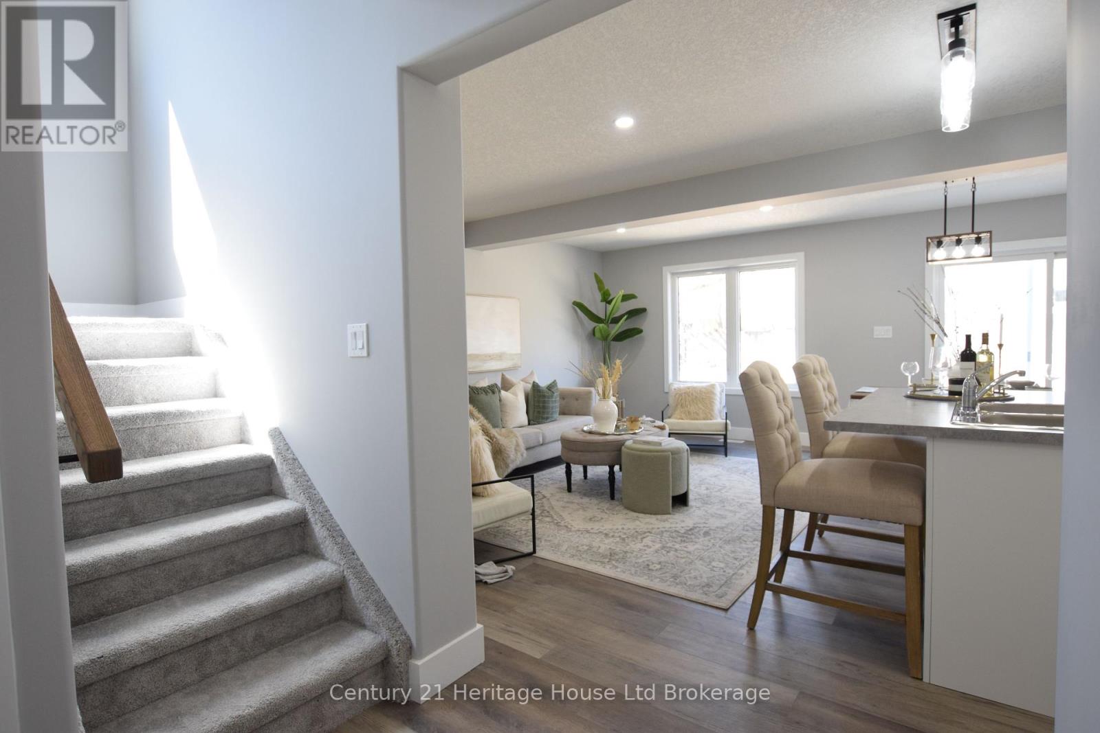 305 Simcoe Street Property Photo 5