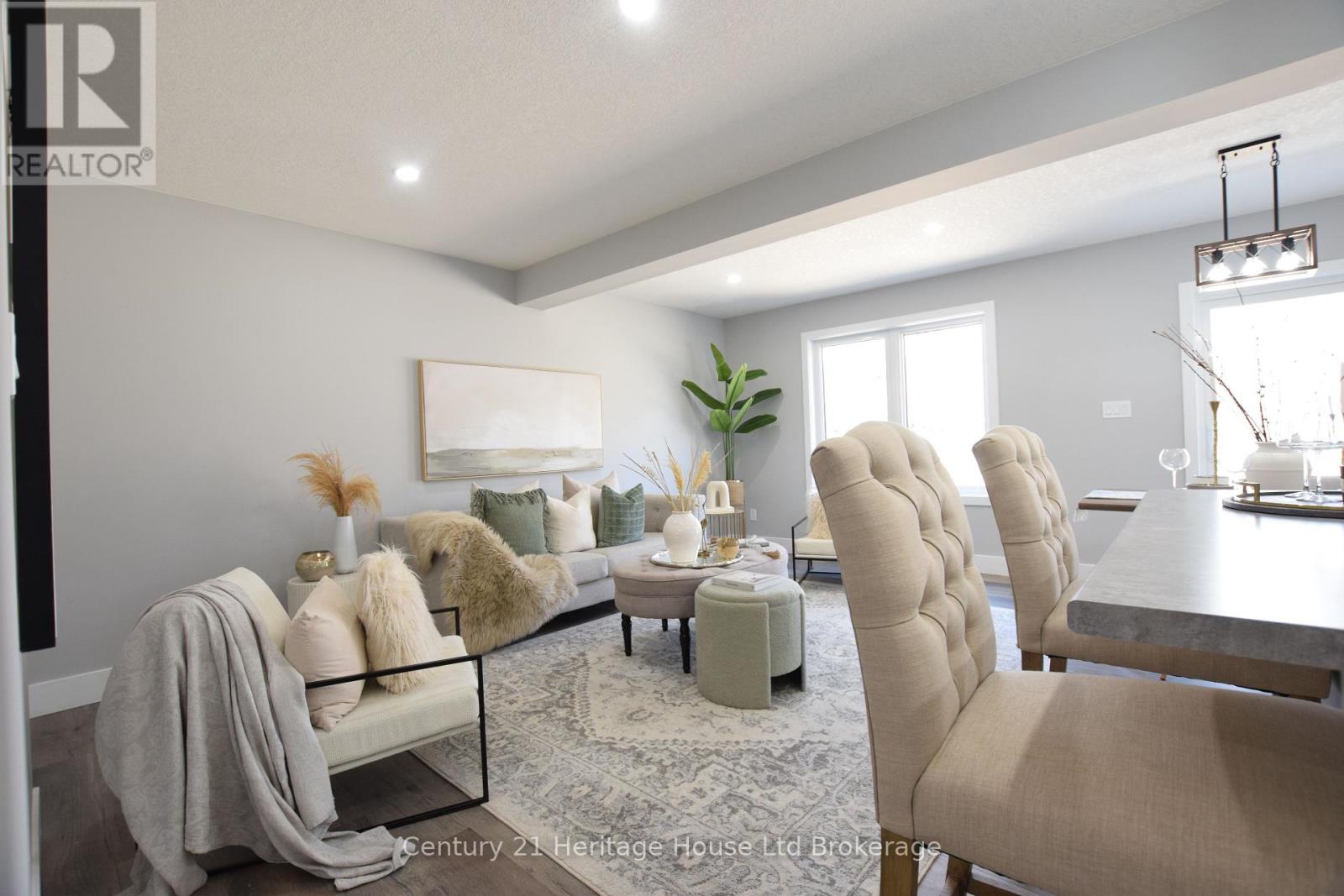 305 Simcoe Street Property Photo 6