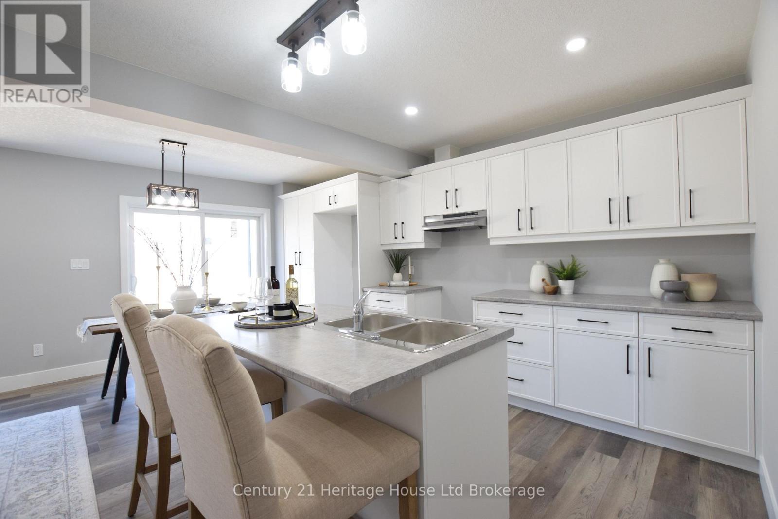 305 Simcoe Street Property Photo 8