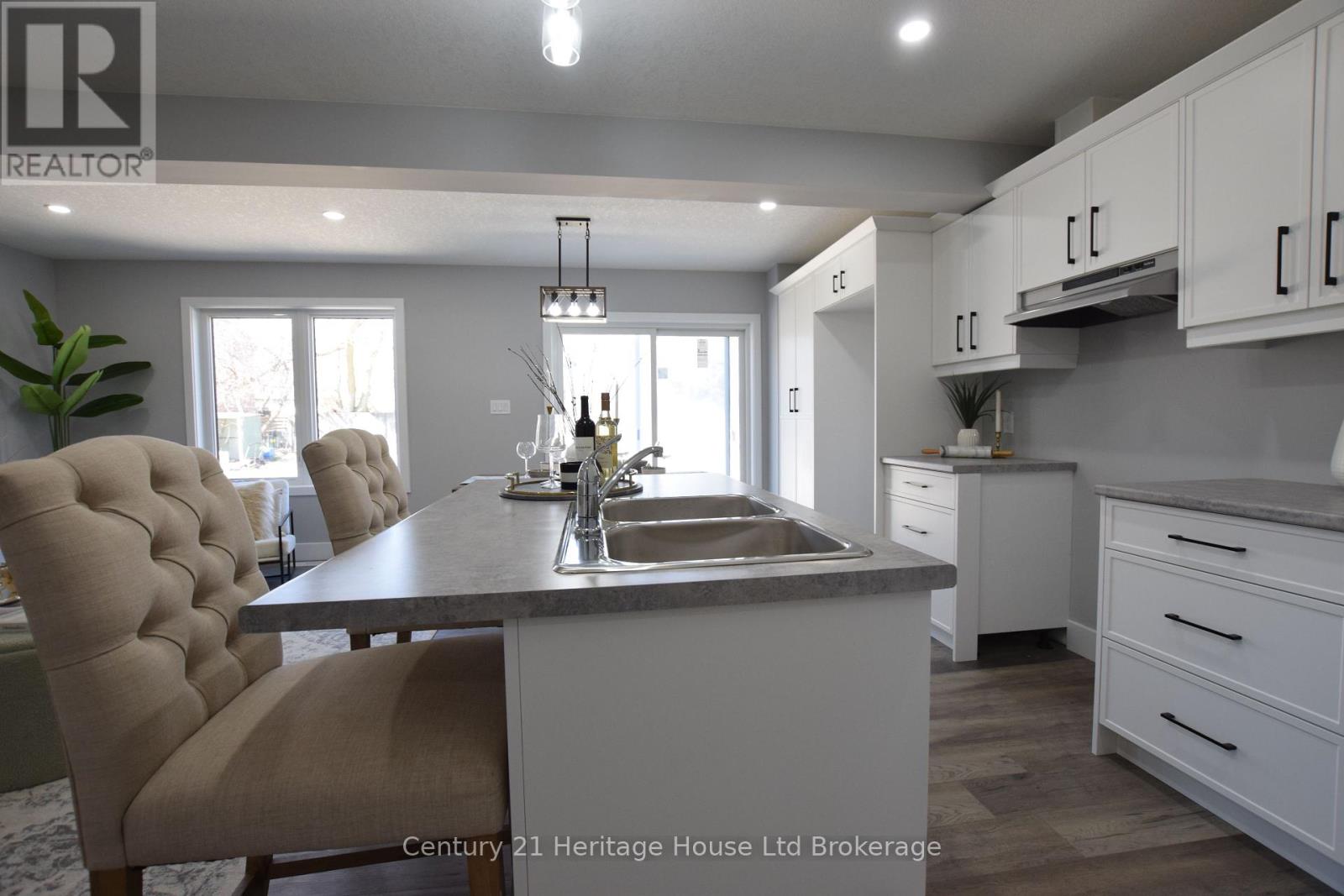 305 Simcoe Street Property Photo 9