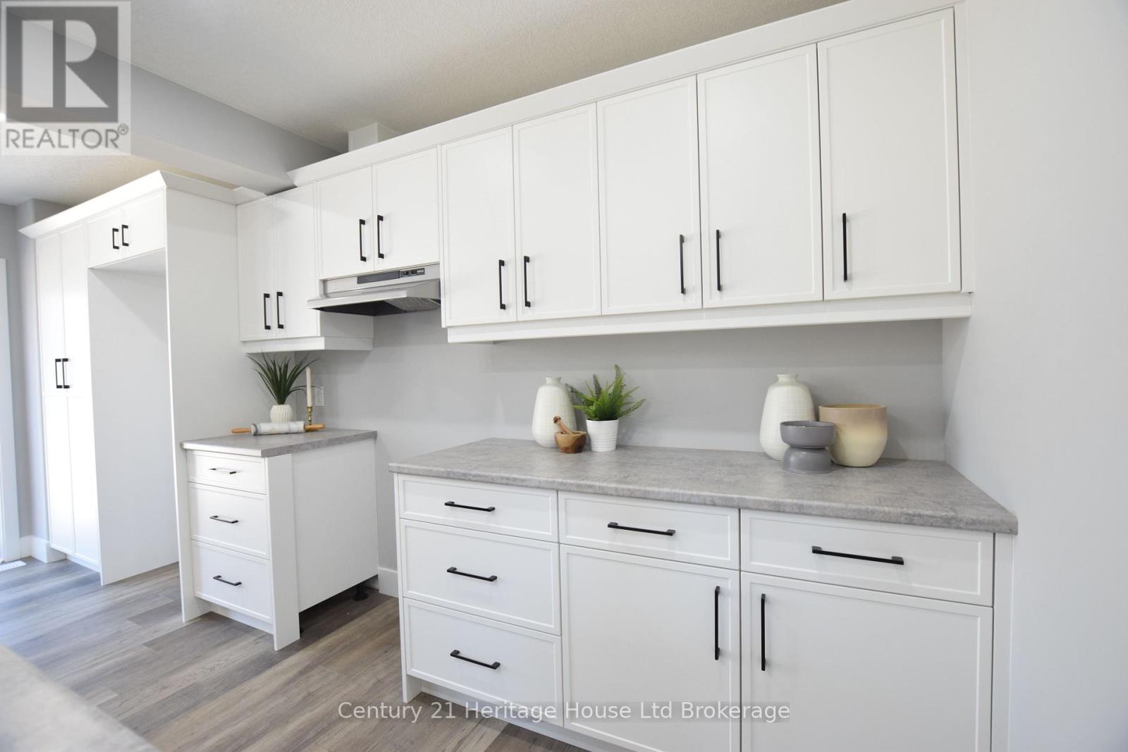 305 Simcoe Street Property Photo 10