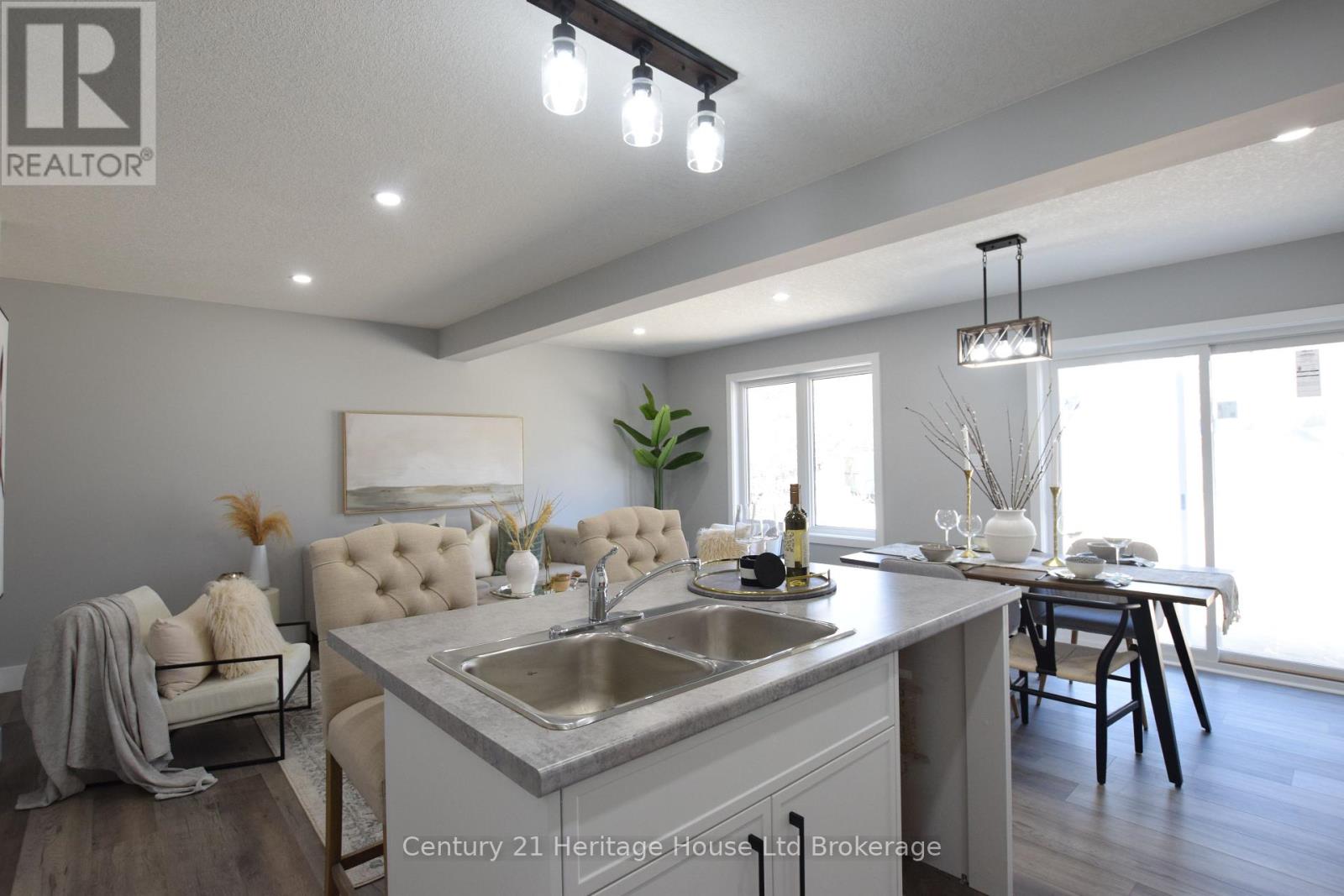 305 Simcoe Street Property Photo 11