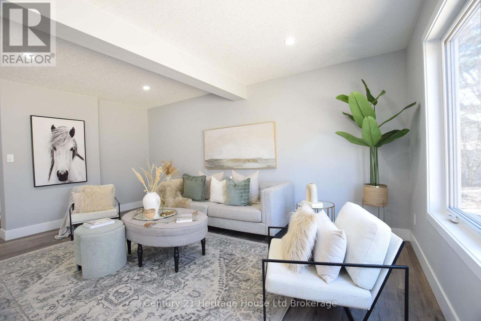 305 Simcoe Street Property Photo 16