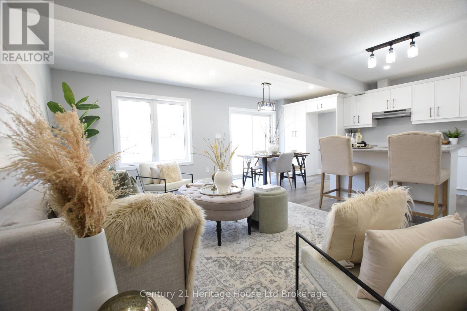 305 Simcoe Street Property Photo 17