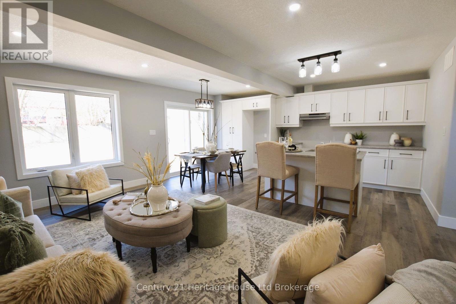 305 Simcoe Street Property Photo 18