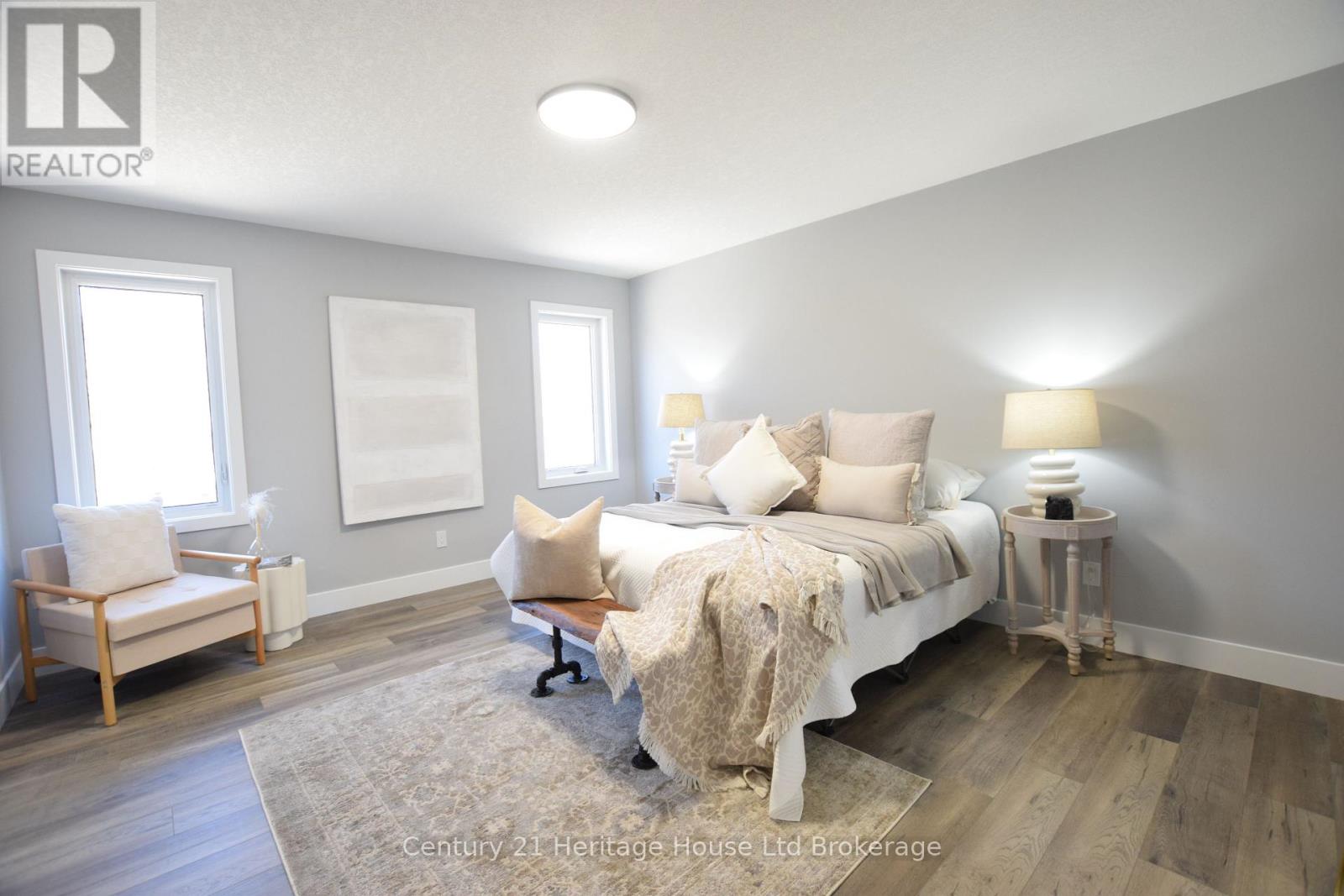 305 Simcoe Street Property Photo 20