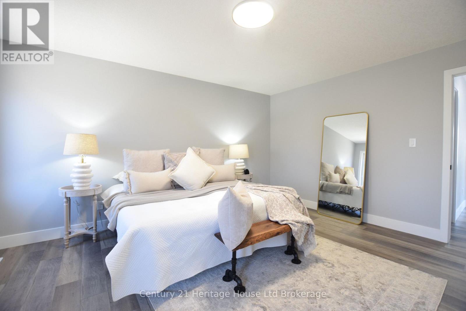 305 Simcoe Street Property Photo 21