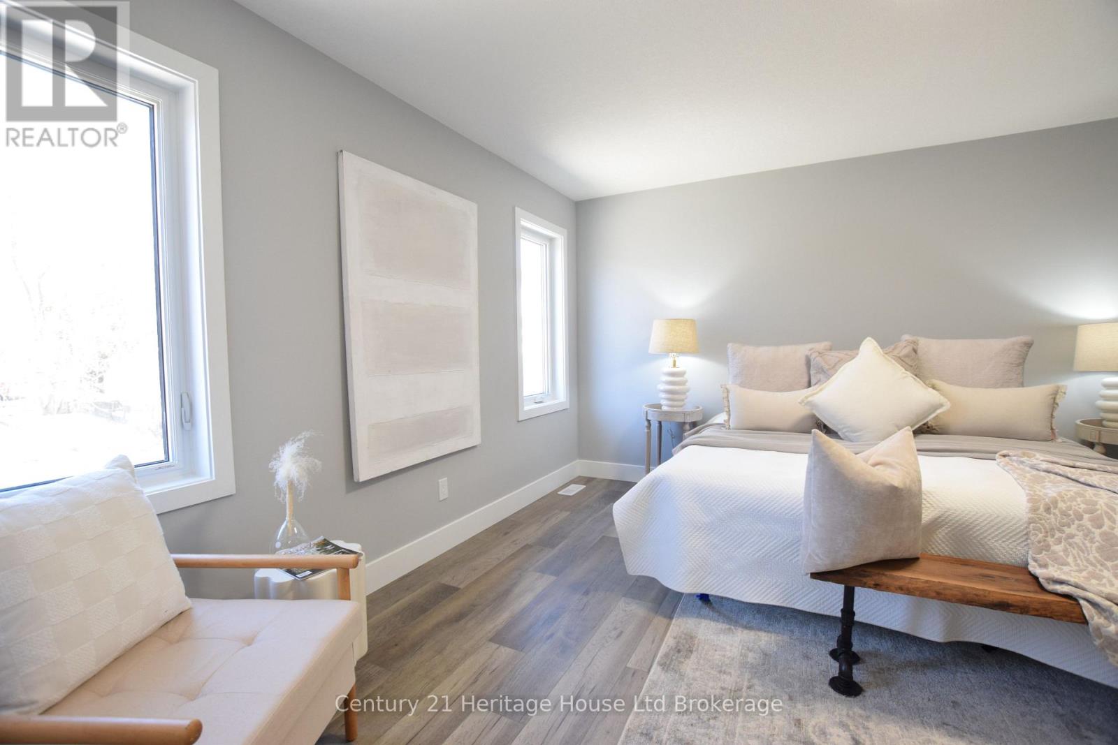 305 Simcoe Street Property Photo 23