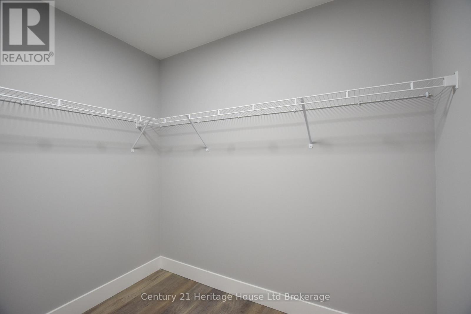 305 Simcoe Street Property Photo 24