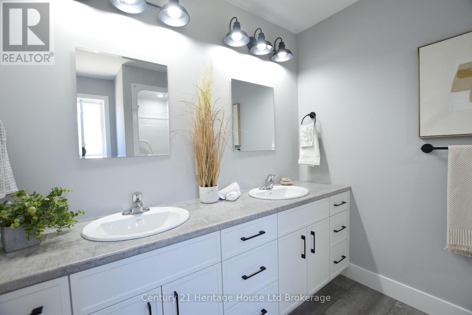305 Simcoe Street Property Photo 25