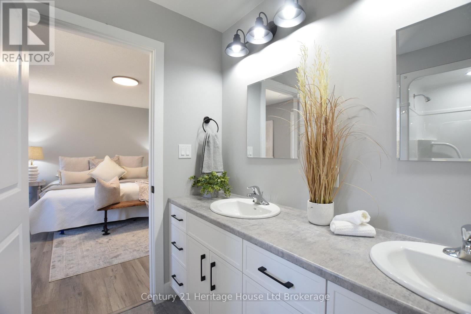 305 Simcoe Street Property Photo 28