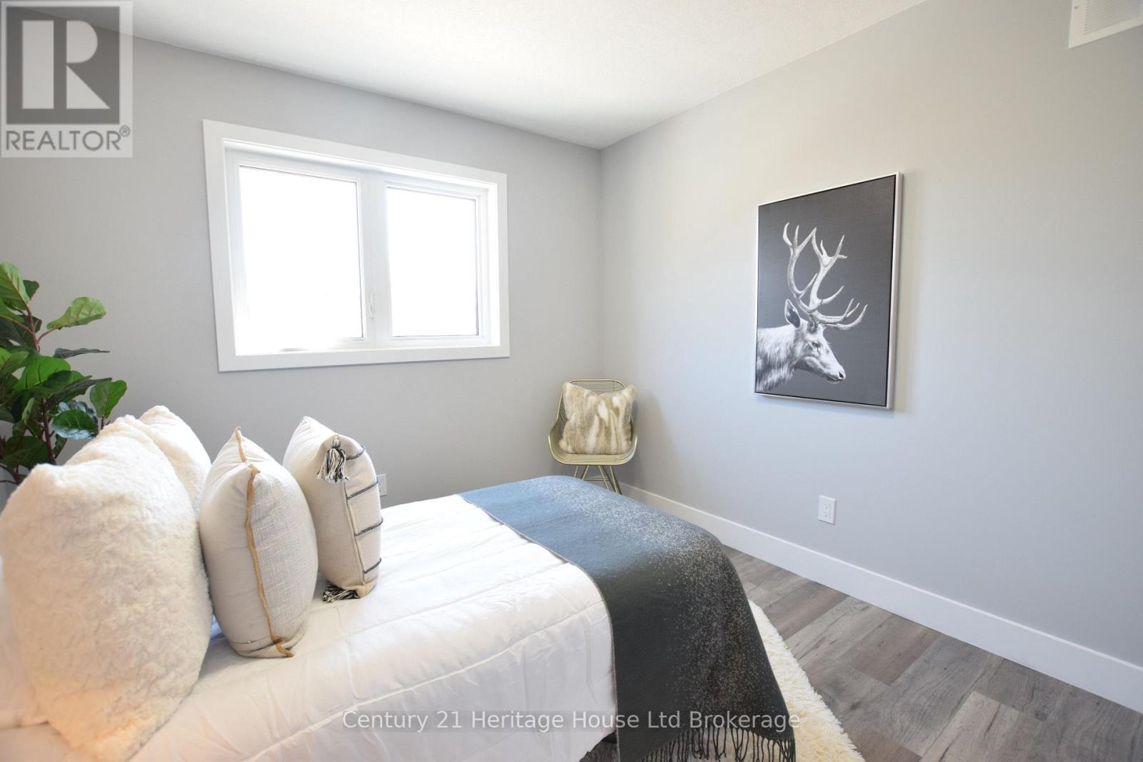 305 Simcoe Street Property Photo 30