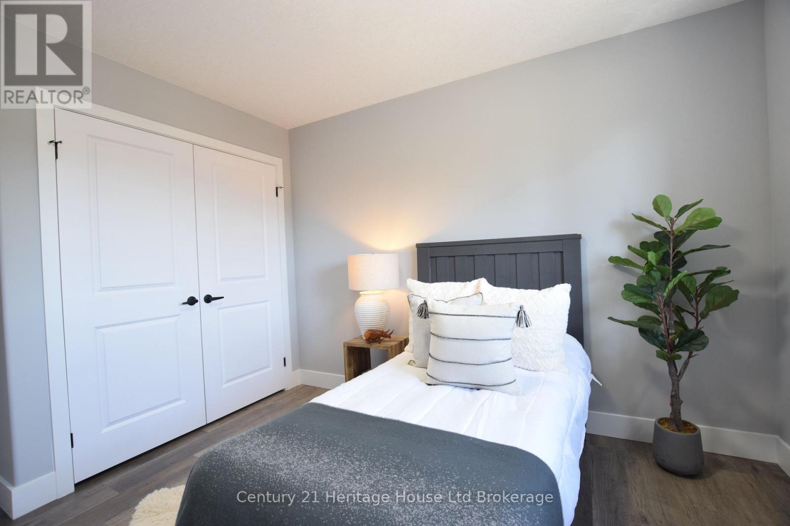 305 Simcoe Street Property Photo 31