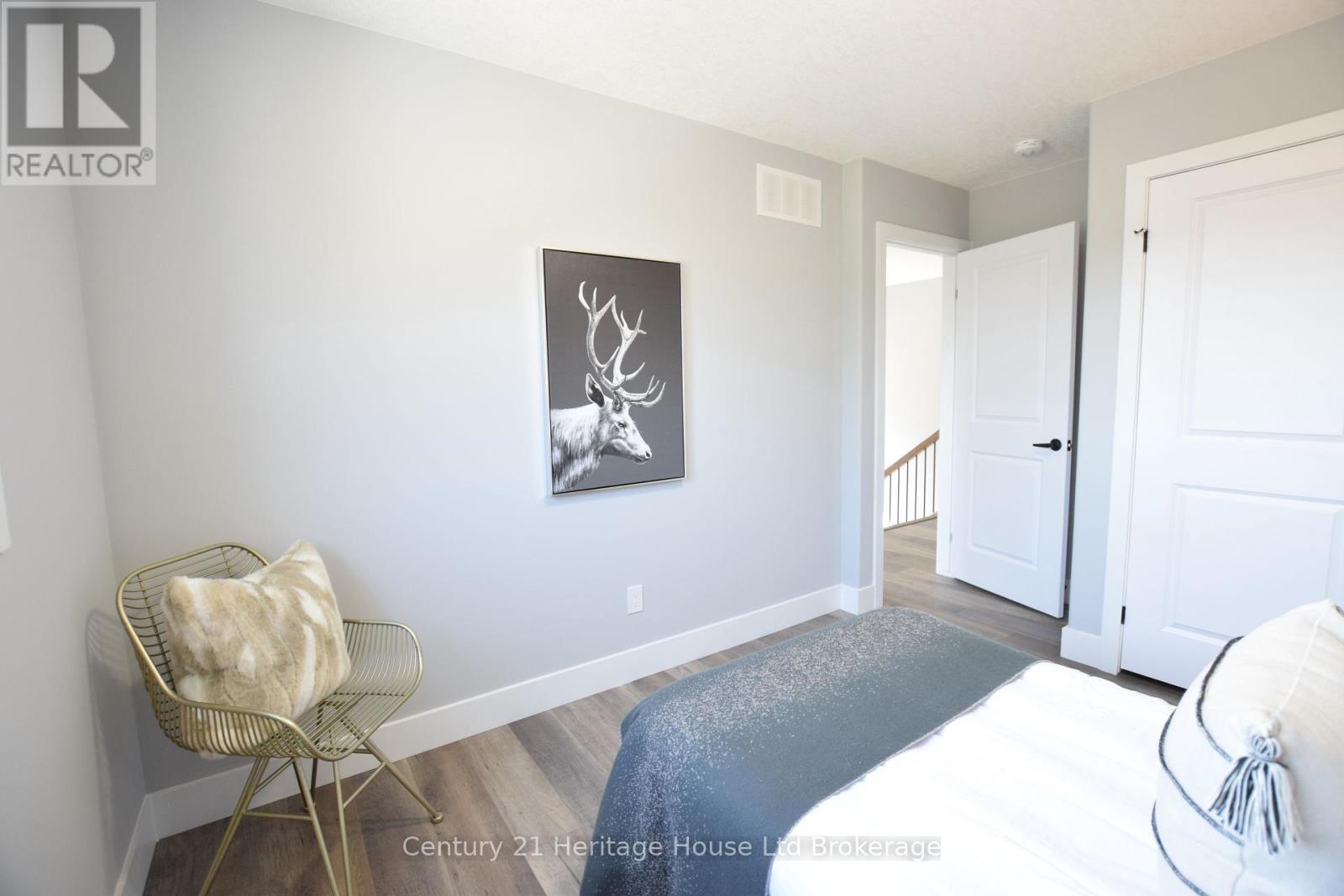 305 Simcoe Street Property Photo 32