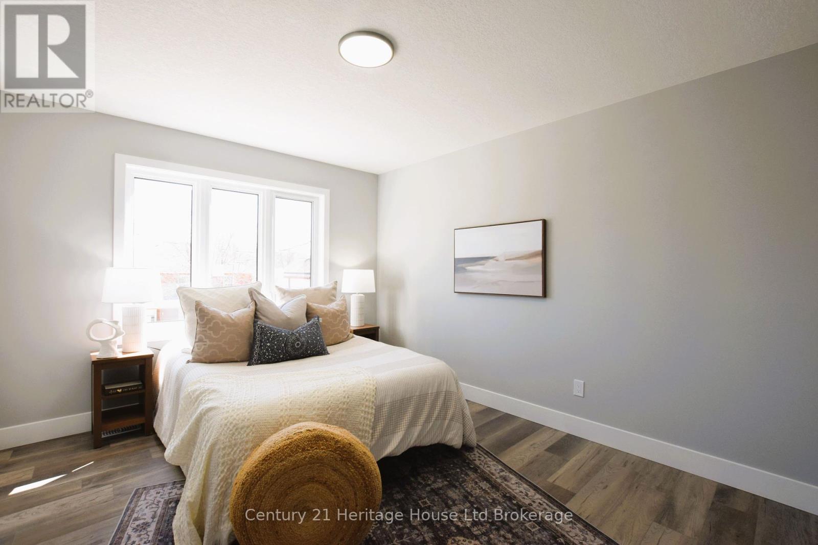 305 Simcoe Street Property Photo 33