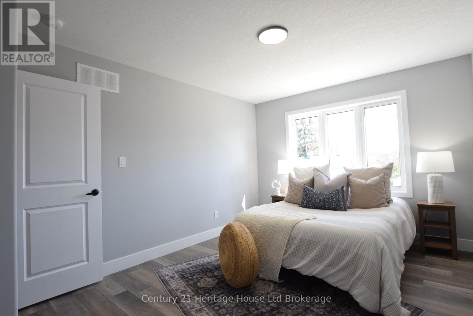 305 Simcoe Street Property Photo 34
