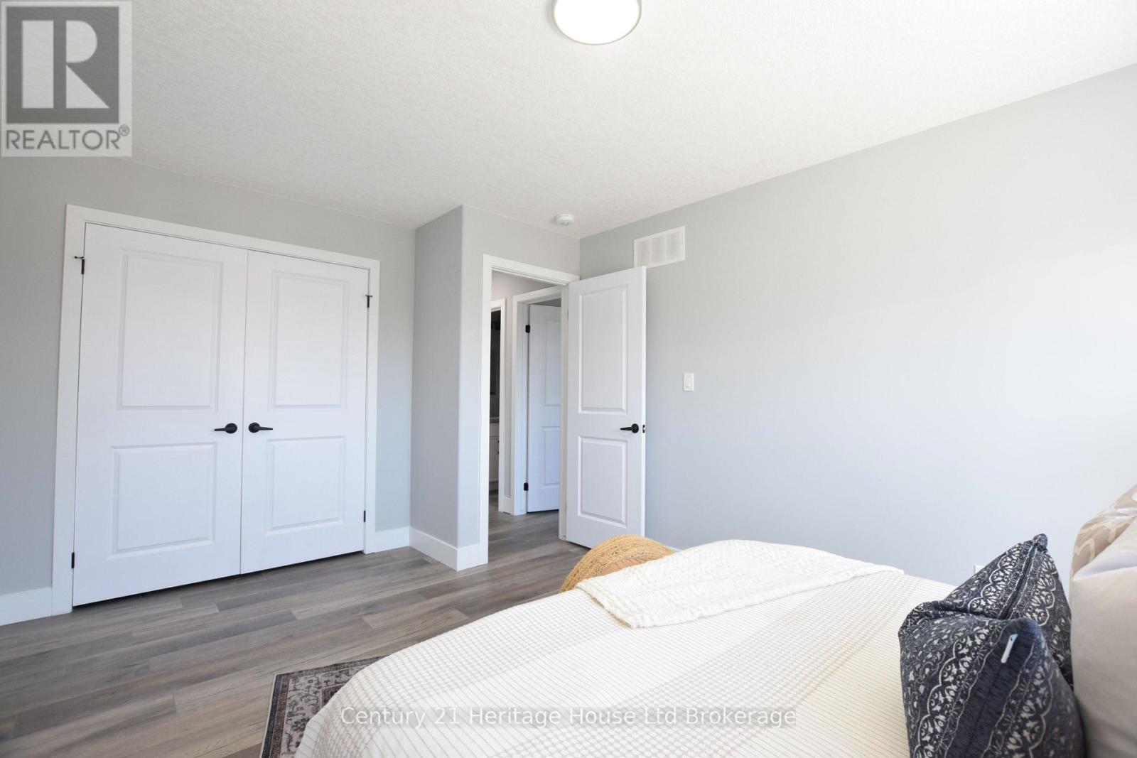 305 Simcoe Street Property Photo 35