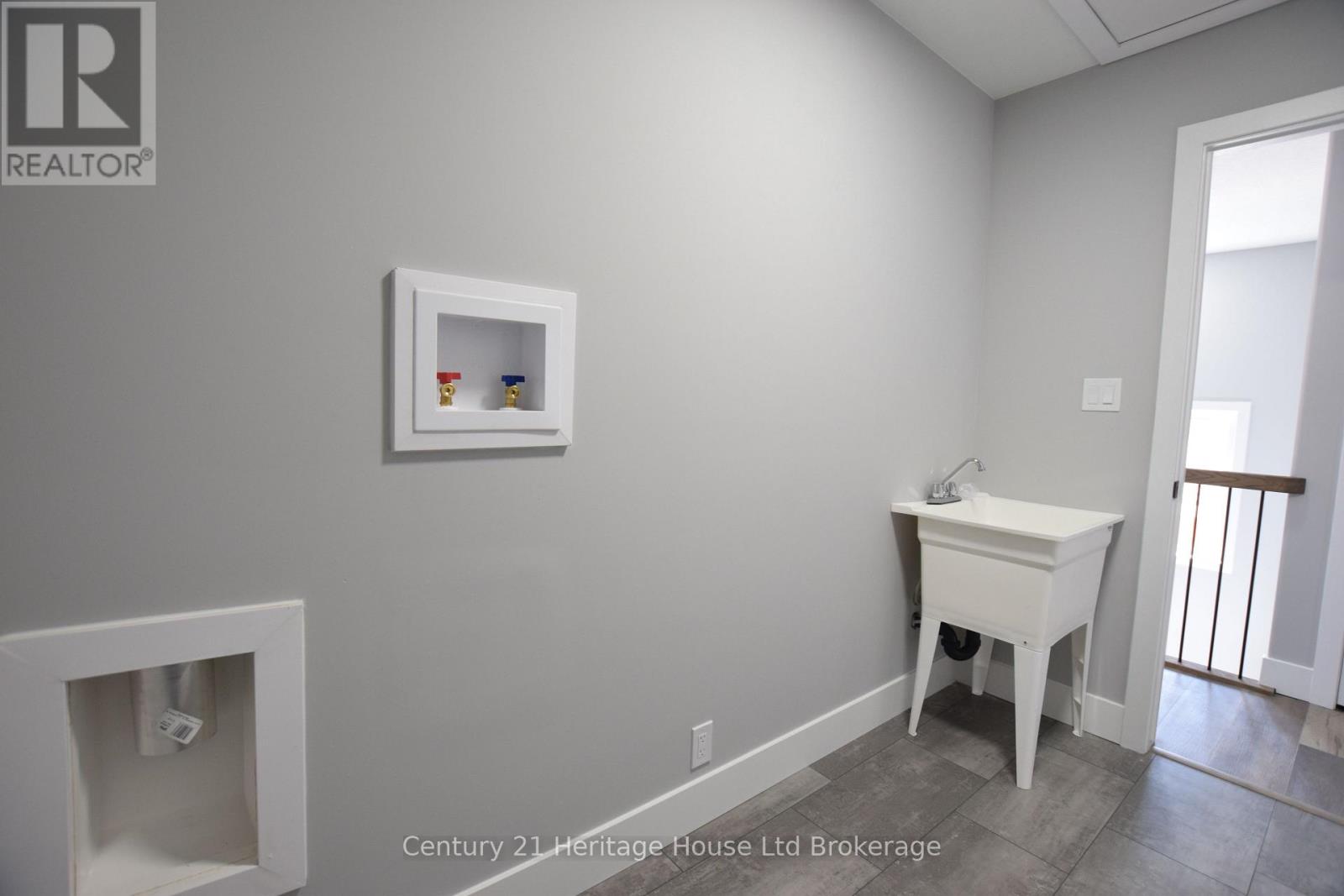 305 Simcoe Street Property Photo 37