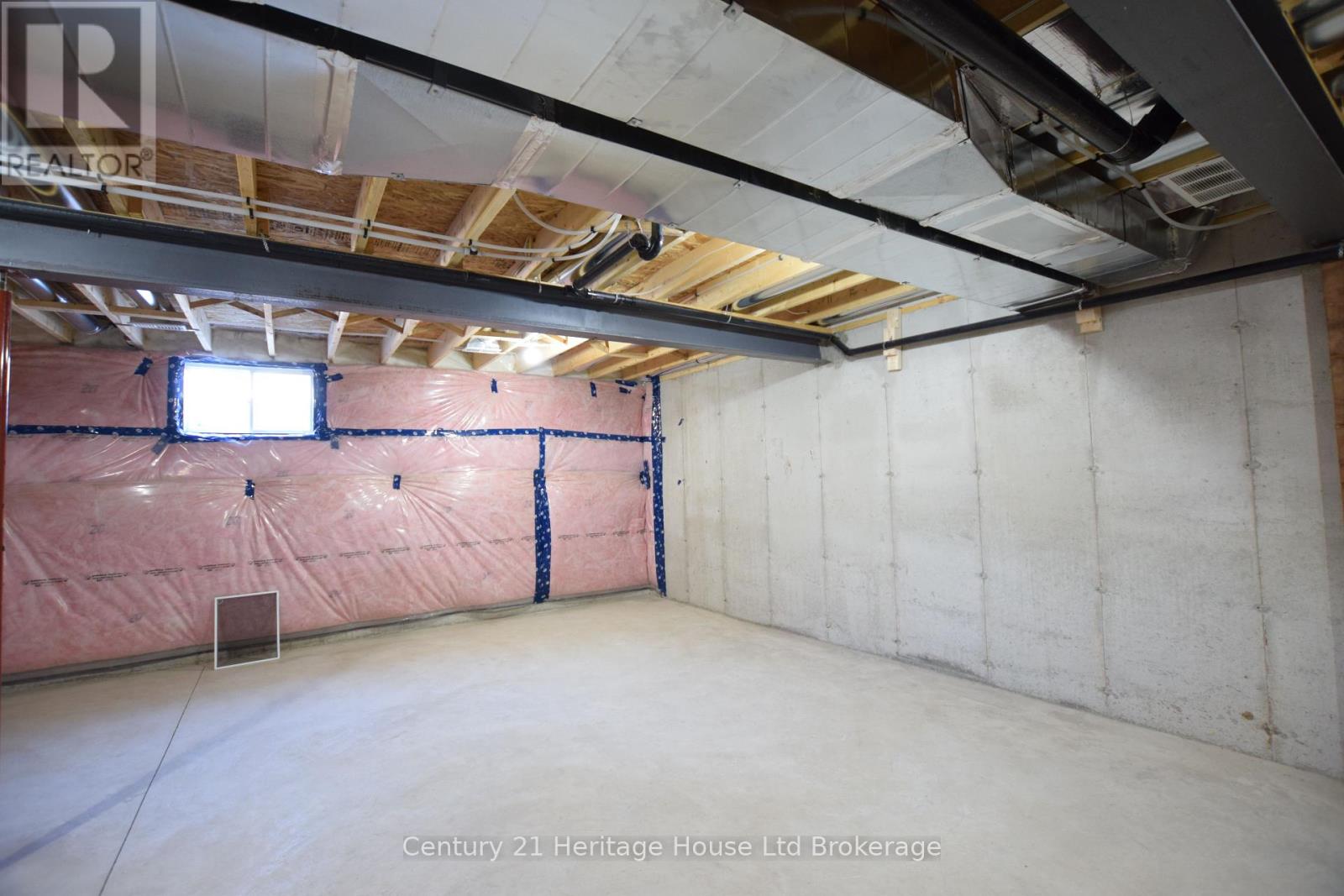 305 Simcoe Street Property Photo 40