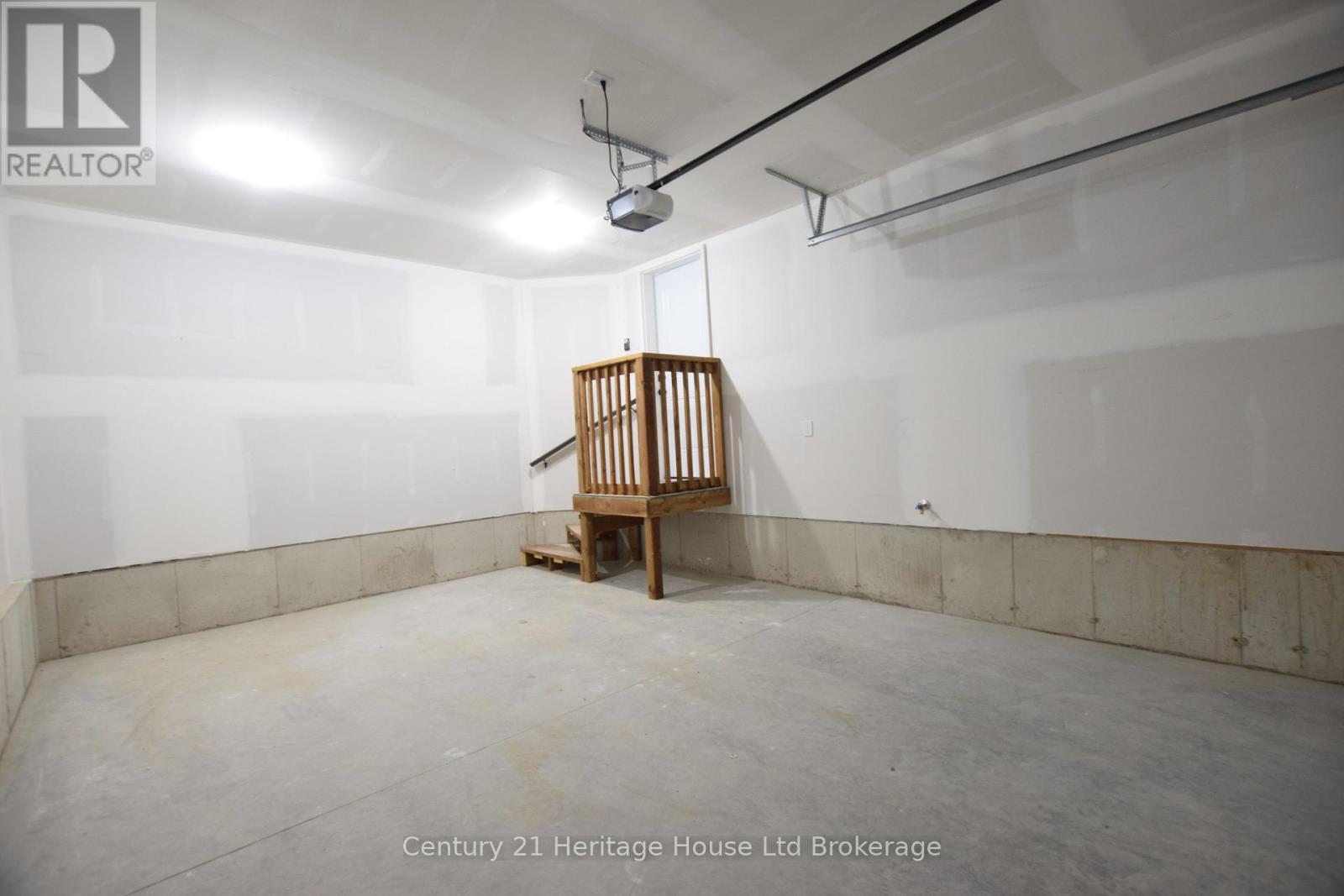 305 Simcoe Street Property Photo 42