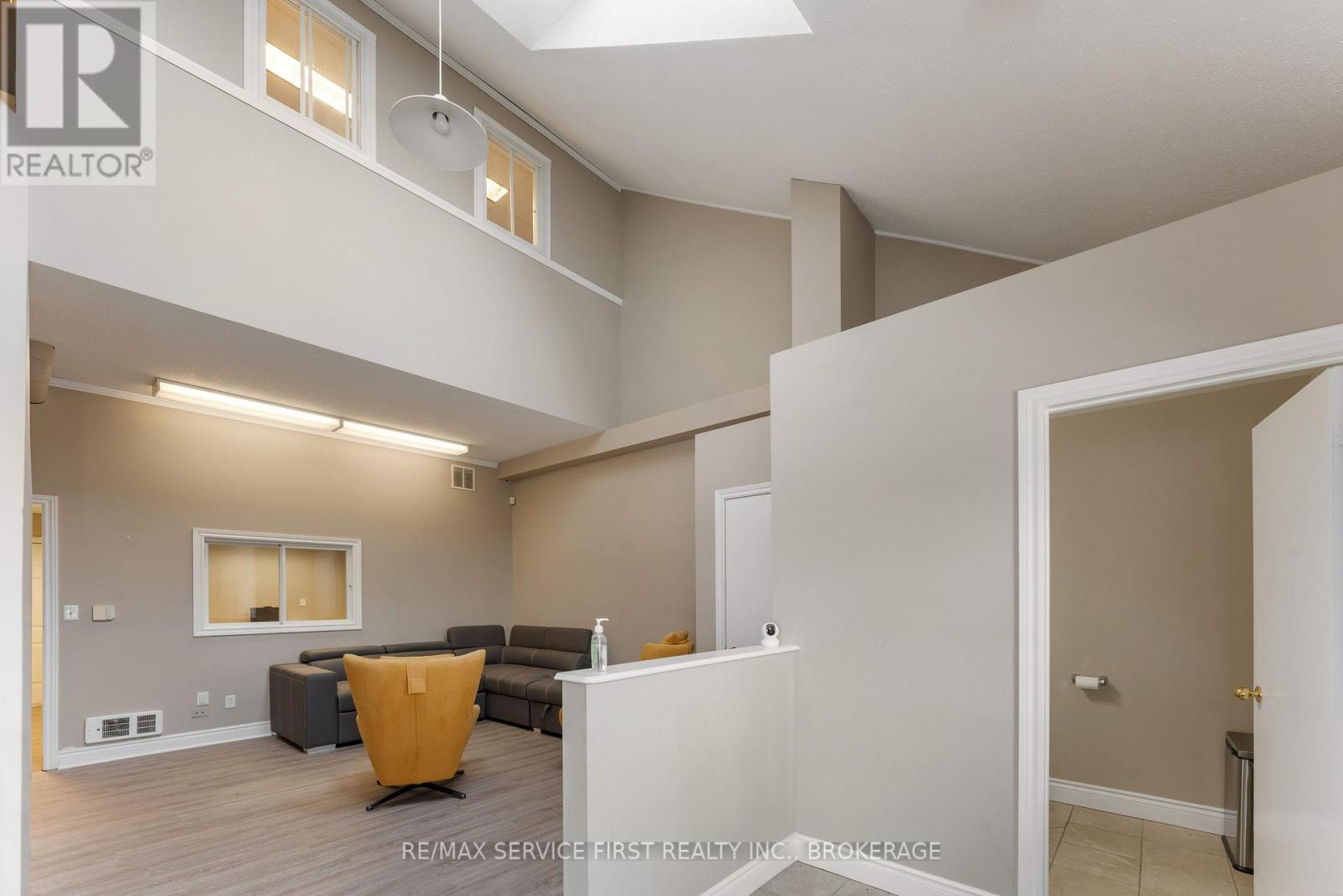 7 - 1056 Gardiners Road Property Photo 4