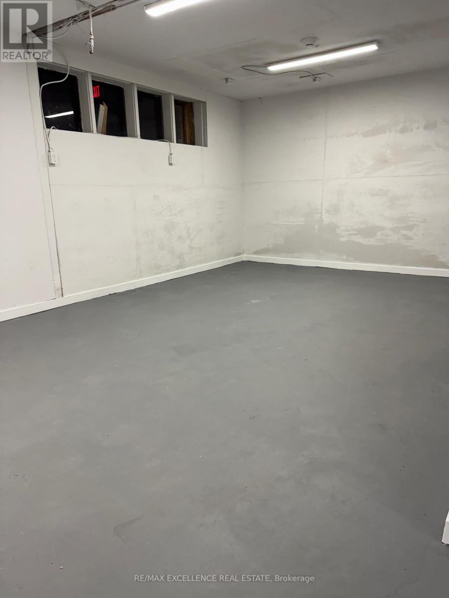495 Dundas Street W Property Photo 11