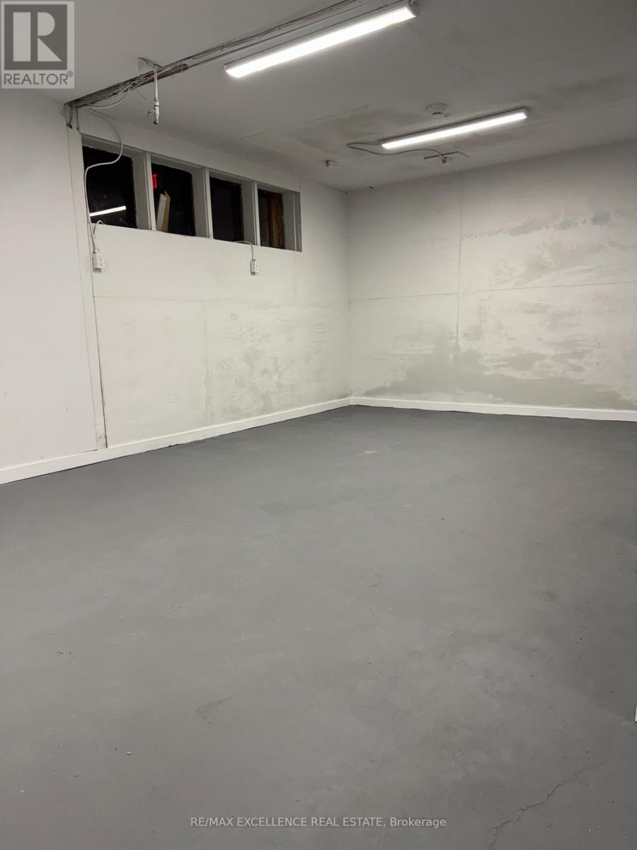 495 Dundas Street W Property Photo 12